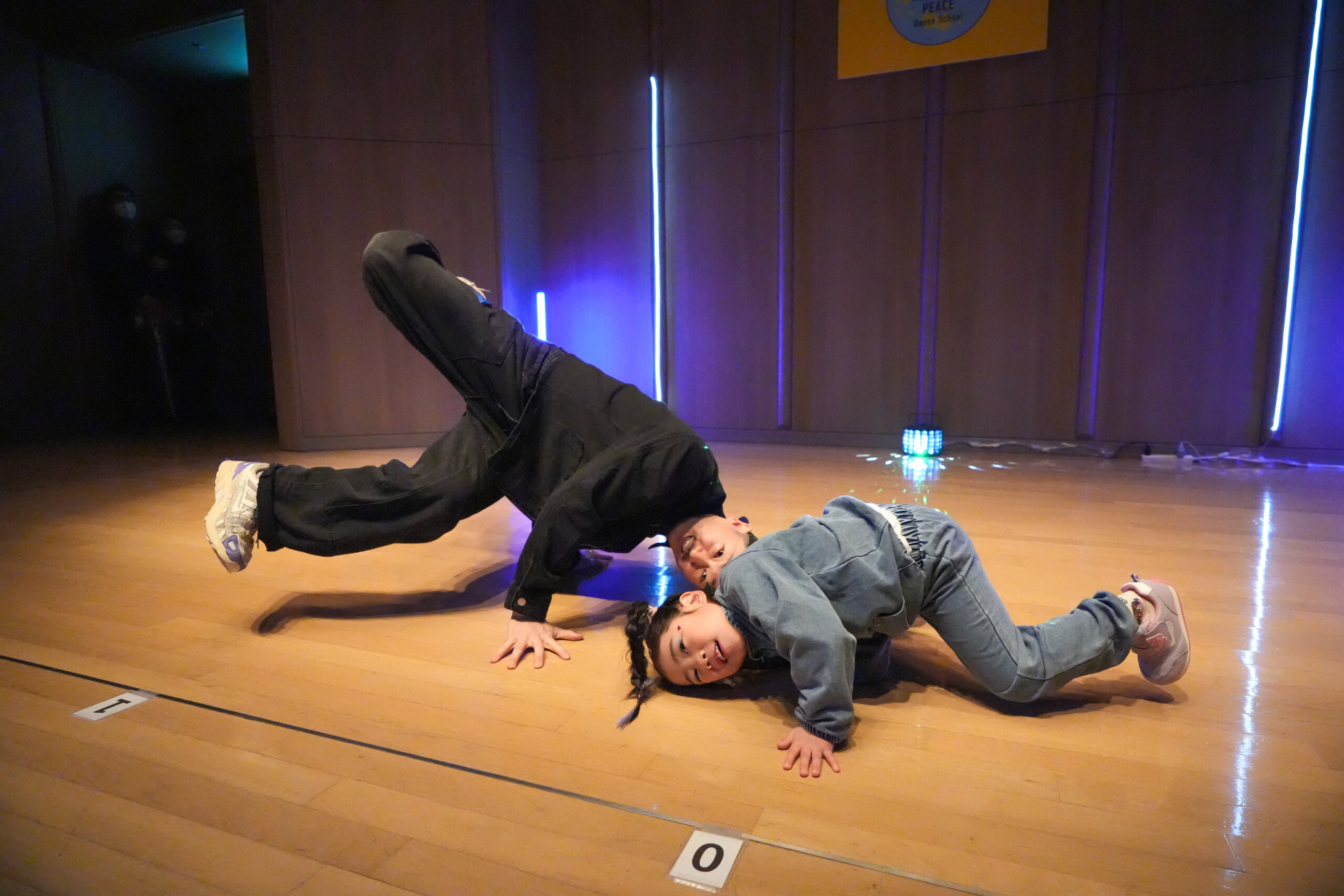 神戸のキッズダンスイベントに出演する子どもたち