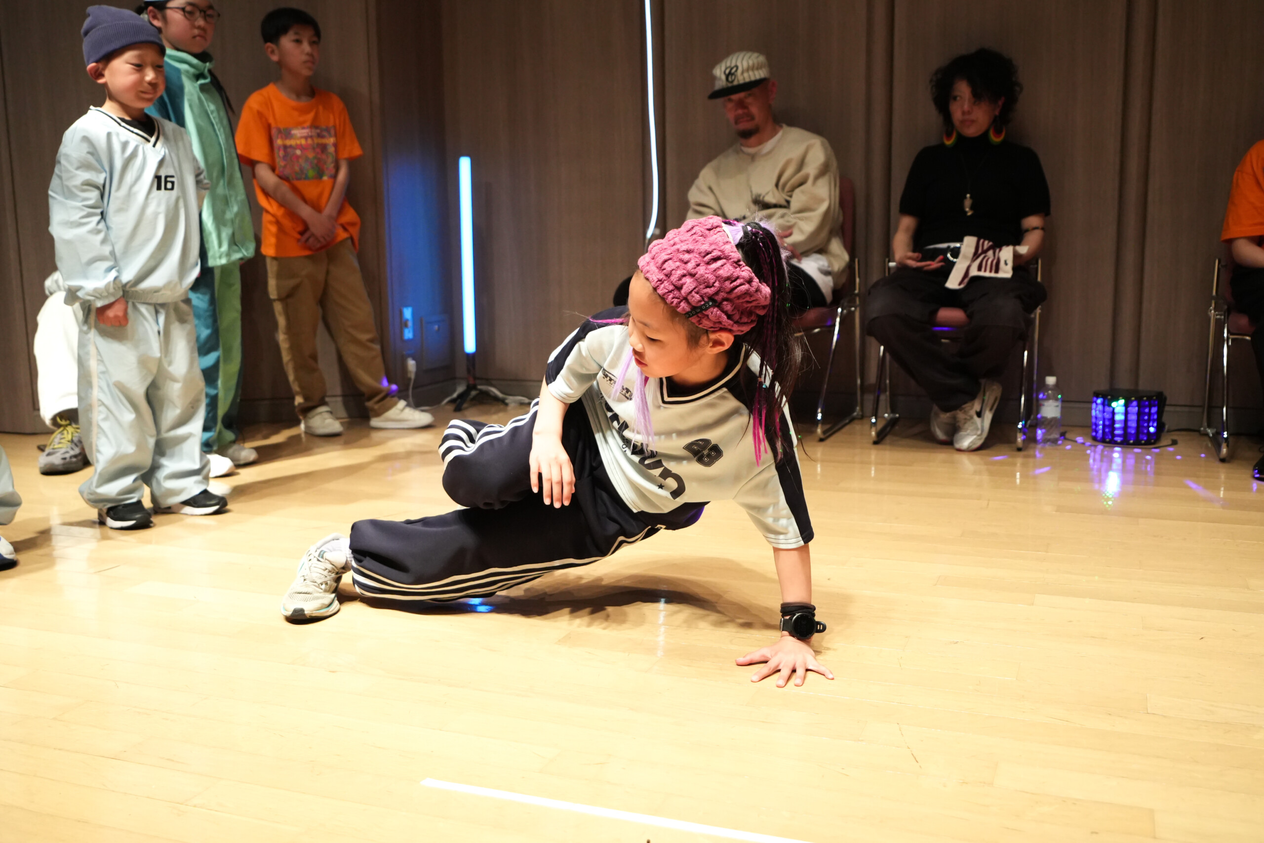 神戸のキッズダンススクールで成長する小学生