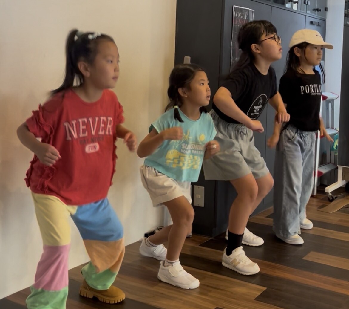 神戸・新神戸のキッズダンススクールFRESHEST PEACEで踊る子どもたち