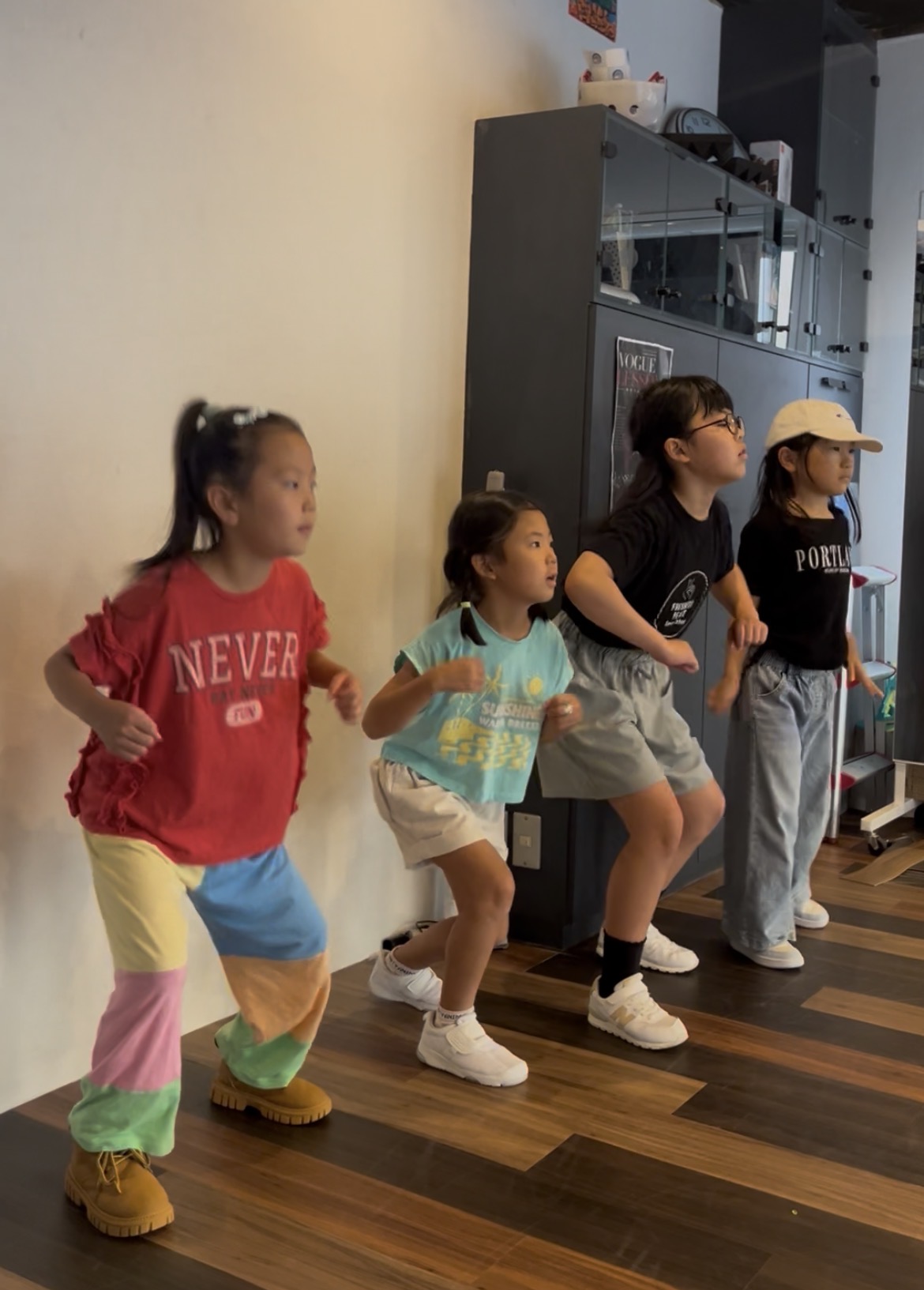 神戸でダンスを習う小学生