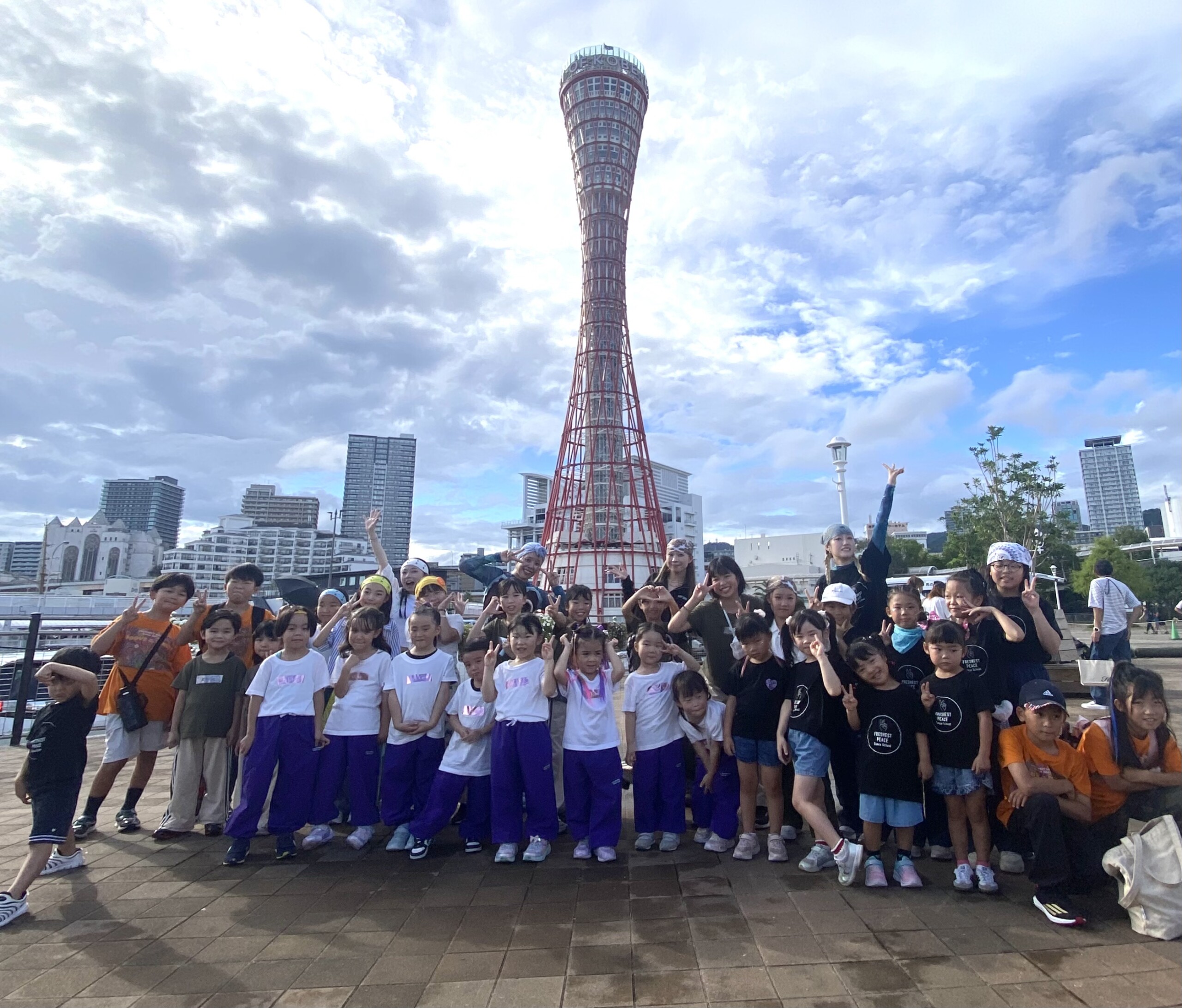 KOBE未来フェスのダンスステージに出演した神戸のダンススクールFRESHEST PEACEの子どもたち