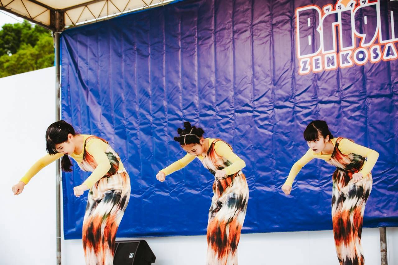ステージで息を合わせてLOCKダンスを踊るSTEADYRYの3人