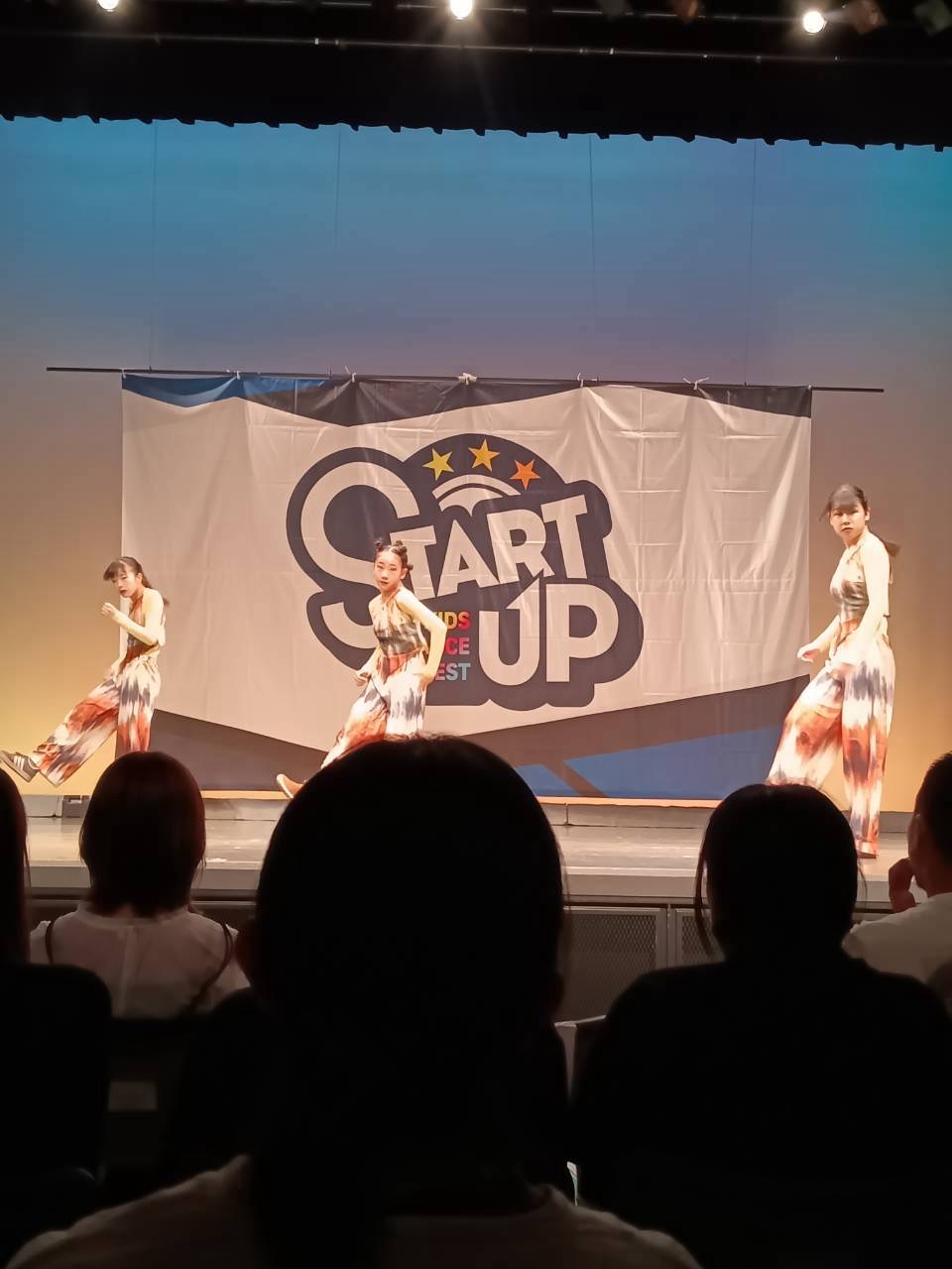START UPのステージで堂々とパフォーマンスするSTEADYRYの3人